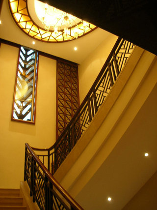 金色豪华别墅实木雕花楼梯设计
