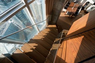 咖色现代挑空复式实木直楼梯效果图片