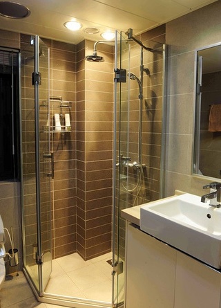 现代咖啡色瓷砖装饰卫生间淋浴房效果图