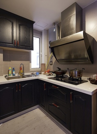 深色现代厨房橱柜装饰效果图