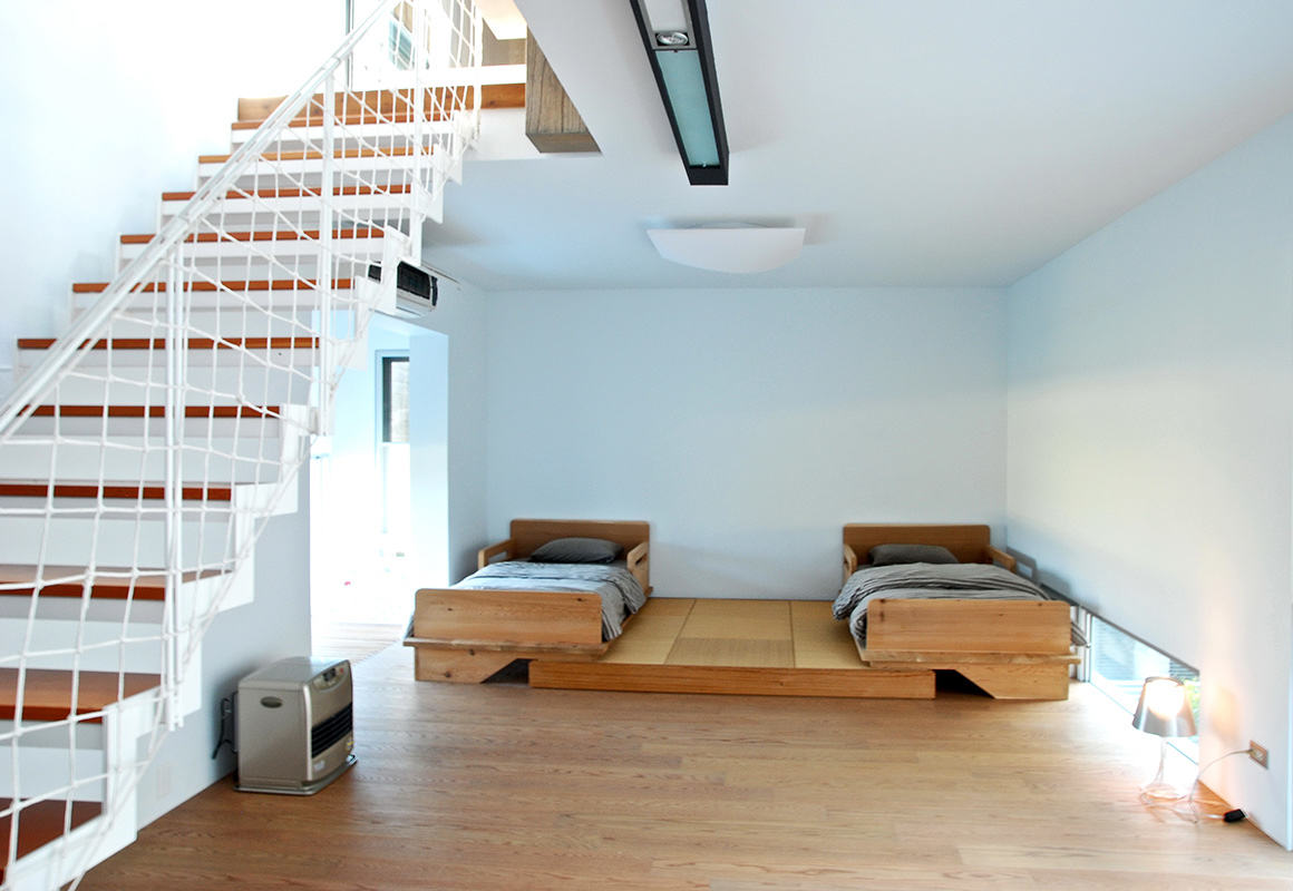简约宜家设计卧室白色楼梯效果图