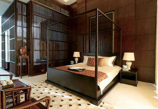 酒红色儒雅新中式别墅卧室四柱架子床装饰图