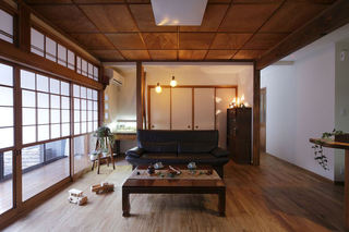 禅意日式风格客厅推拉格栅移门设计