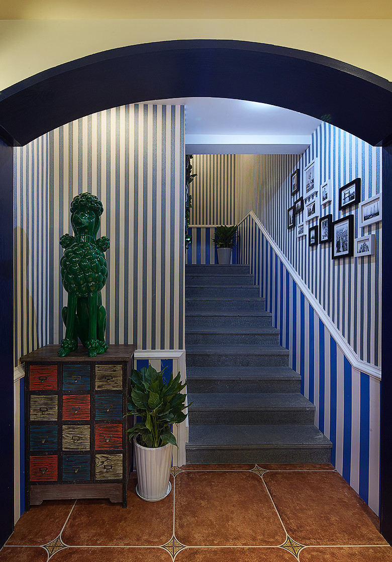 蓝色竖条纹地中海风格楼梯背景墙设计