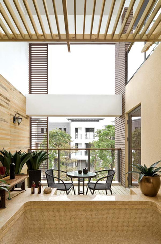 实木和谐东南亚风格开放式阳台设计装修欣赏图