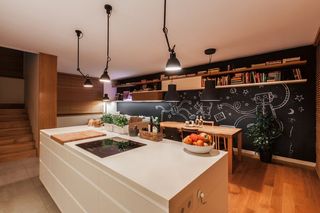 实木现代简约复式开放式餐厨房背景墙装饰案例图