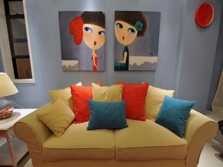 现代简约客厅沙发靠垫装饰图