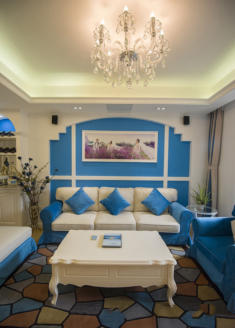 蓝色唯美地中海风格三居室内沙发背景墙装饰图