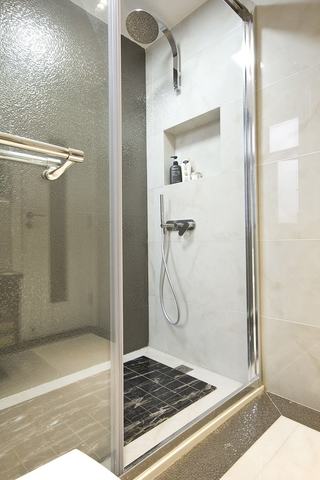 时尚现代风卫生间淋浴房隔断效果图