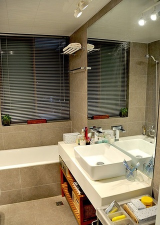现代宜家风卫生间浴缸洗手台效果图