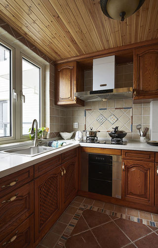 休闲复古美式设计厨房实木橱柜欣赏