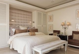 精炼新古典风格卧室床头软包背景墙装饰图