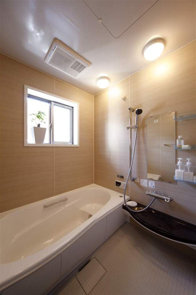 温馨简约日式风格卫生间浴缸效果图