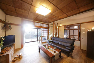 原木色日式风格二居室内隔断设计图