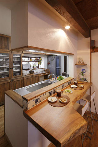 原木色日式风格厨房实木吧台设计效果图