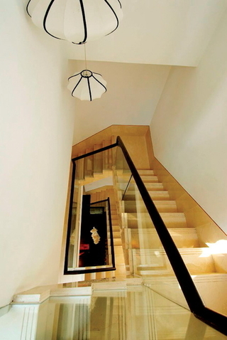 黄色现代风格别墅楼梯装潢图