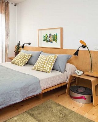 温馨宜家北欧风卧室低层原木床设计图
