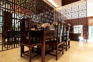酒红色儒雅新中式别墅餐厅窗棂隔断效果图