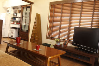原木日式家庭装修风格客厅窗帘效果图