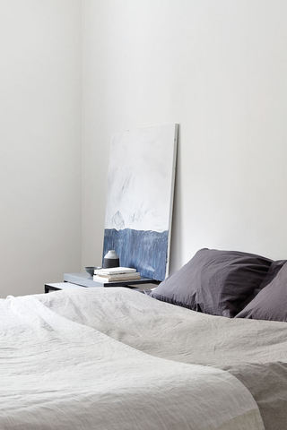 灰白简约北欧风格小卧室一角设计图