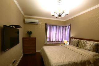 现代设计卧室质感金色墙纸装修图片