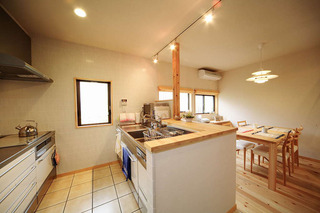 清新光亮松木日式餐厨房一体设计装修图