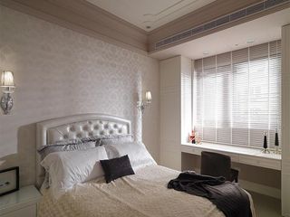 米白色简约小户型卧室飘窗设计