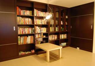 简约设计书房咖啡色书柜装饰效果图