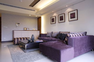 紫色高贵优雅现代风客厅沙发装饰图