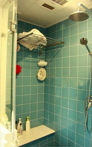 蓝色时尚现代小户型浴室背景墙效果图