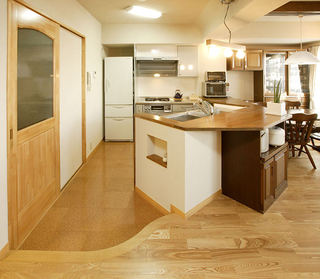 黄白色调简约清新日式开放式厨房吧台设计效果图