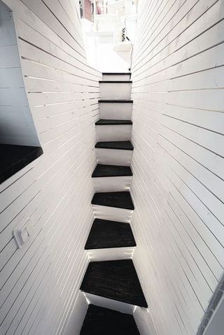 创意超炫现代小户型公寓楼梯设计效果图