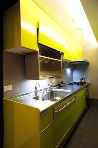 现代成熟风格二居室小厨房设计图