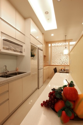 色彩和谐现代时尚简约狭长厨房设计案例图