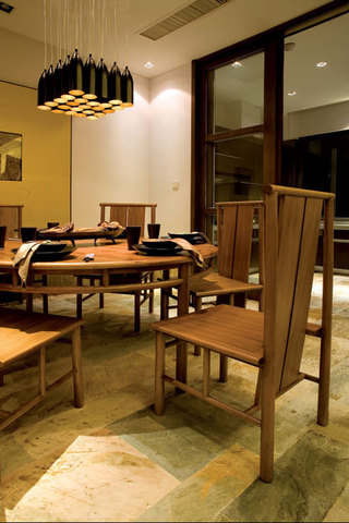 休闲中式风格餐厅实木桌椅设计案例