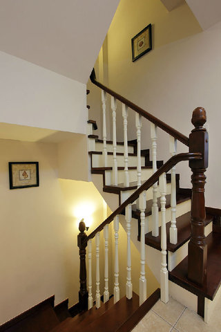 实木美式风格别墅楼梯装潢效果图