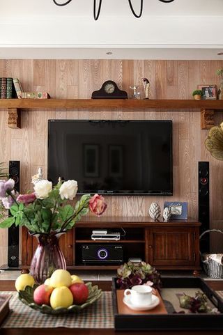 浪漫复古简欧风格客厅实木电视背景墙装饰图