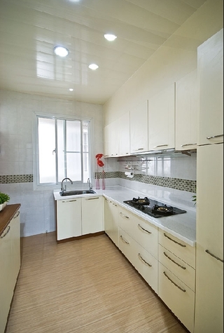 现代简约质感装修厨房白色橱柜设计