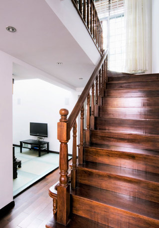 经典中式风格实木楼梯设计装修图