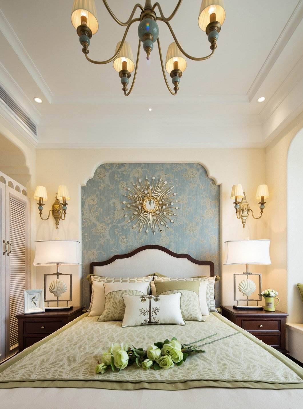 奢华精致美式卧室蓝色背景墙装饰布置