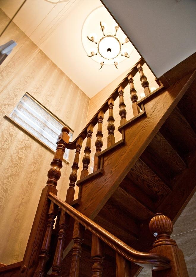 古典欧式实木转角楼梯效果图