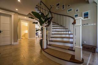 美式风格别墅旋转实木楼梯设计装修图