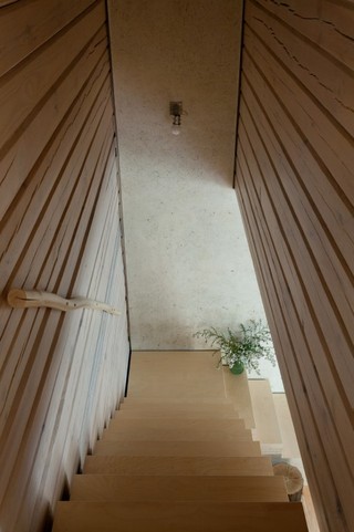 原木韵味北欧设计装修风格复式楼梯背景墙效果图