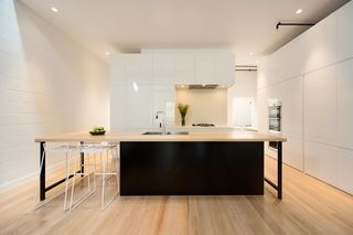 明亮现代简约公寓厨房吧台设计案例图