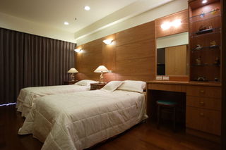 简约现代风格卧室实木背景墙设计