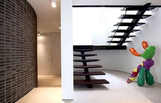 个性现代复式黑色小楼梯效果图