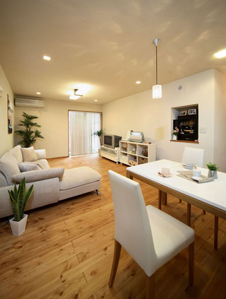 松木小清新日式风格客厅沙发装饰效果图