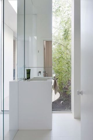 白色简约北欧风格卫生间洗手台效果图