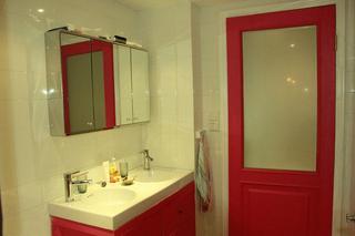 红白配时尚现代小户型卫生间装饰图