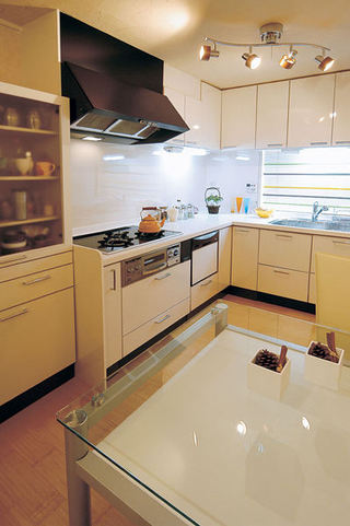 舒适简约日式装修厨房米色橱柜效果图